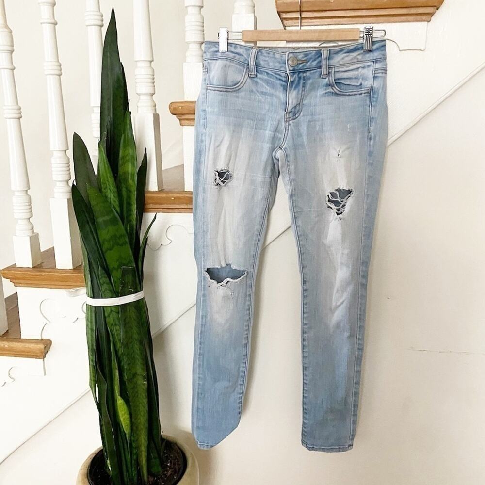 American Eagle Outfitters Women's Light Blue Destroyed Straight Leg Jeans Size 2